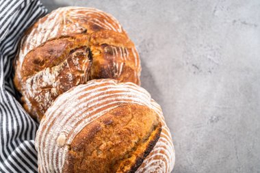 Taze fırınlanmış buğday ekmeği ekmeği ve ekmek koruma sepetinden işaretler..