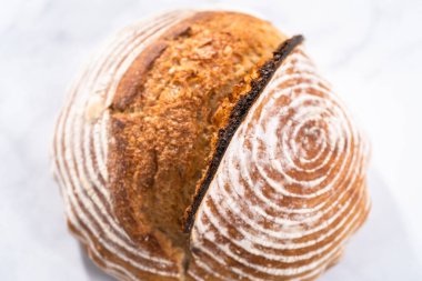 Taze fırınlanmış buğday ekmeği ekmeği ve ekmek koruma sepetinden işaretler..