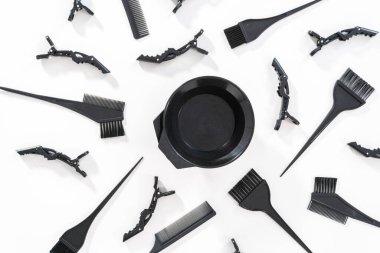 Düz yatıyordu. Siyah saç rengi boya seti ve beyaz arka planda karıştırma kabı..