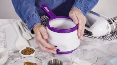 Adım adım. El yapımı mutfak mikserinde ev yapımı çikolatalı dondurma hazırlıyorum..