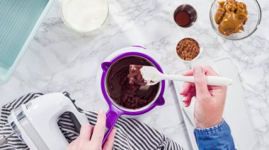 Düz yatıyordu. Adım adım. El yapımı mutfak mikserinde ev yapımı çikolatalı dondurma hazırlıyorum..