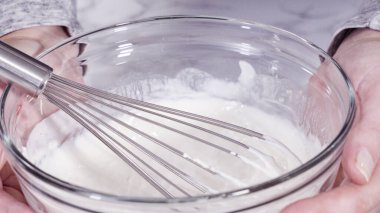 Adım adım. Limonlu kek için hamura malzemeleri karıştırıyorum..