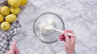 Adım adım. Düz yatıyordu. Limonlu kek için hamura malzemeleri karıştırıyorum..