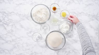 Adım adım. Düz yatıyordu. Limonlu kek pişirmek için bardaktaki karışımlar..