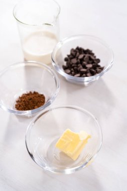 Çikolatalı kek pişirmek için cam kaselerdeki malzemeler..