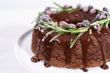 Çikolatalı kek. Çikolata kremalı. Taze yaban mersinli ve biberiyeli..