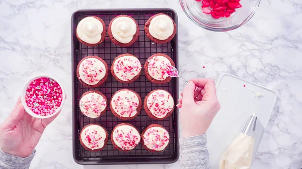 Lapos Fekvés Lépésről Lépésre Díszítő Piros Bársony Cupcakes Fröccsenő Csokoládé — Stock Fotó