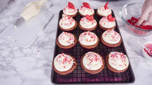 Βήμα Βήμα Διακόσμηση Κόκκινων Βελούδινων Cupcakes Τρούφα Και Σοκολατένιες Καρδιές — Φωτογραφία Αρχείου