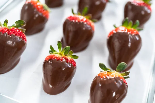 Witte Pure Chocolade Gedopte Aardbeien Maken — Stockfoto