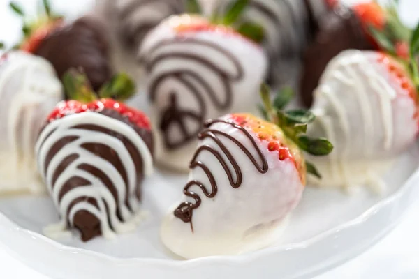 Vita Och Mörka Chokladdoppade Jordgubbar Ett Vitt Kakfat — Stockfoto