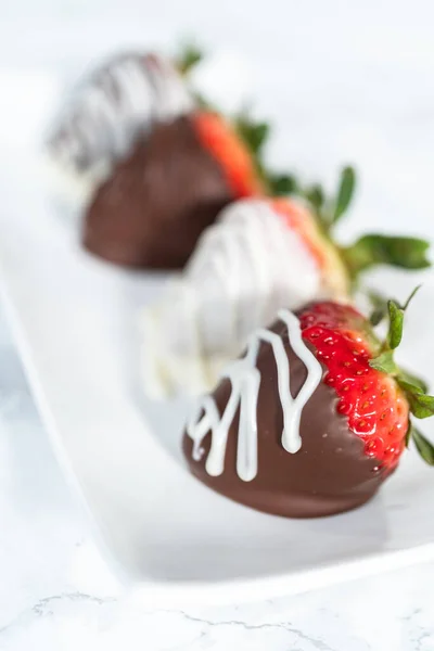 White Dark Chocolate Dipped Strawberries White Serving Plate — Stock Photo, Image