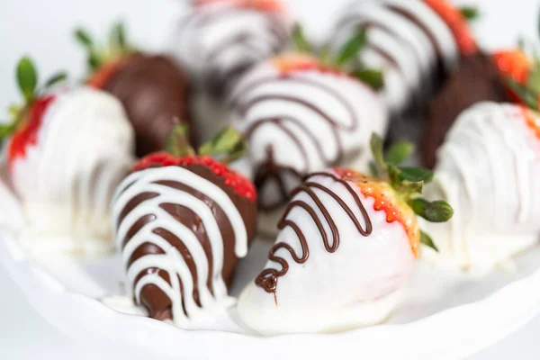 Morangos Mergulhados Chocolate Branco Escuro Uma Banca Bolo Branco — Fotografia de Stock