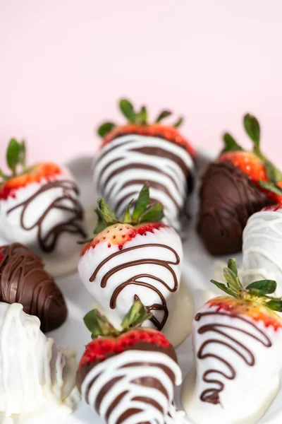 White Dark Chocolate Dipped Strawberries White Cake Stand — Stock Photo, Image