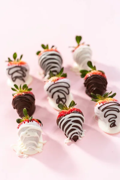 Weiße Und Dunkle Schokolade Eingetauchte Erdbeeren Auf Rosa Hintergrund — Stockfoto