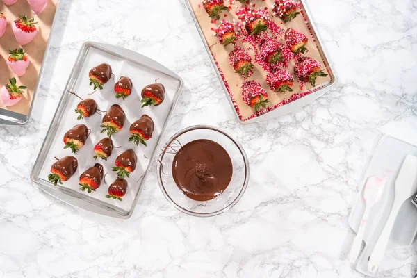 Flach Lag Zubereitung Von Mit Schokolade Überzogenen Erdbeeren Auf Einem — Stockfoto