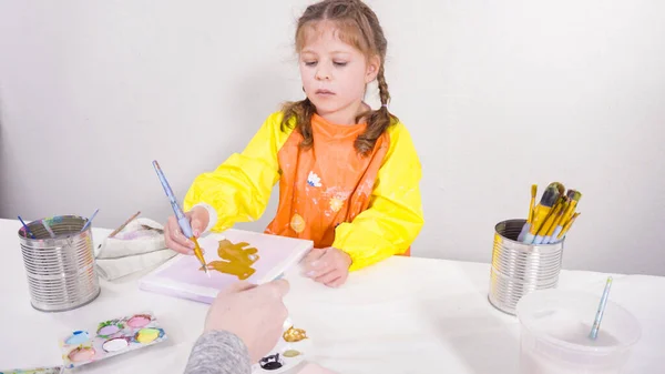Маленькая Девочка Рисует Акриловой Краской Холсте Своей Матерью Проекта Дистанционного — стоковое фото