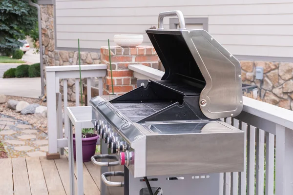 Outdoor Zes Pits Gas Grill Achterpatio Van Een Luxe Eengezinswoning — Stockfoto