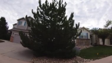 Bir yaz sabahı tipik bir banliyö mahallesi manzarası.