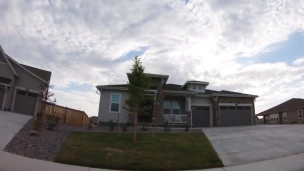 Vista Del Típico Barrio Suburbano Una Mañana Verano — Vídeo de stock