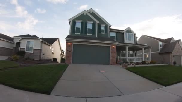 View Typical Suburban Neighborhood Summer Morning — Stock Video