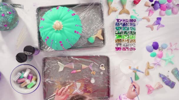 万圣节期间 用流星雨石 美人鱼尾巴和贝壳装饰艺术南瓜 — 图库视频影像