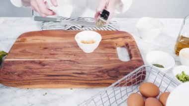 Kızartma tavasında zeytinyağlı kabak kekleri hazırlıyorum..