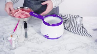 Yuvarlak pasta için kartaneleri şekillendiren çikolatalar.