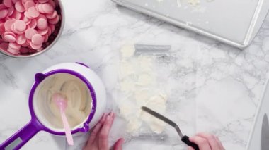 Yuvarlak pasta için kartaneleri şekillendiren çikolatalar.