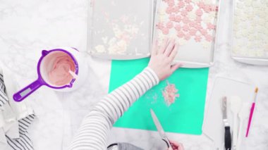 Yuvarlak pasta için kartaneleri şekillendiren çikolatalar.