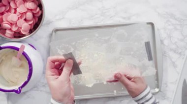 Yuvarlak pasta için kartaneleri şekillendiren çikolatalar.