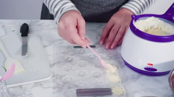 Yuvarlak Pasta Için Kartaneleri Şekillendiren Çikolatalar — Stok video