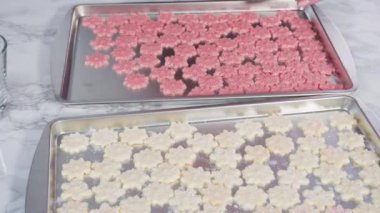 Yuvarlak pasta için kartaneleri şekillendiren çikolatalar.