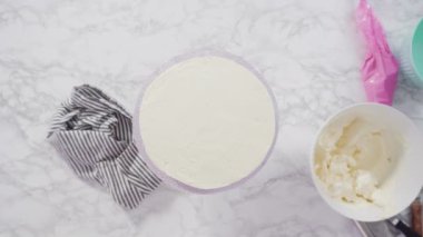 Yuvarlak konfeti pastasını pembe ve beyaz kar taneleriyle süslüyor..