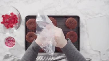 Krem peynirli kremalı kırmızı kadife kekler..