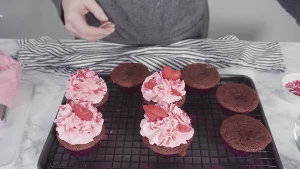 クリームチーズの霜降りと赤いベルベットのカップケーキ — ストック動画