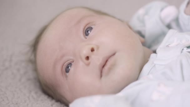 若い母親と生まれたばかりの3週間の娘のライフスタイルの肖像画 — ストック動画