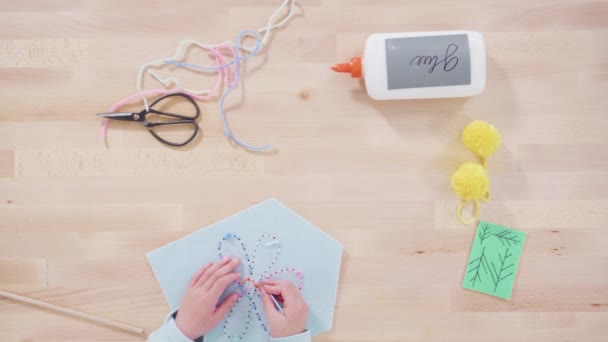 Mãe Ensinando Crianças Como Costurar Com Kit Costura Simples Mesa — Vídeo de Stock