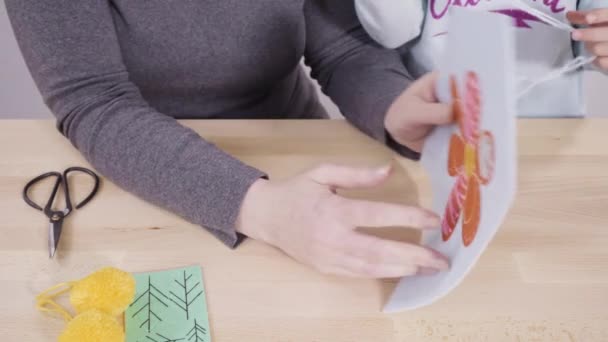 Mamma Insegna Bambini Cucire Con Semplice Kit Cucito Tavolo Artigianale — Video Stock