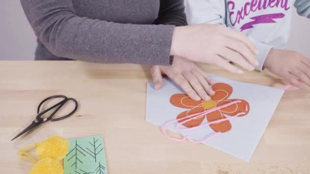 Anne Çocuklara Sanatları Masasında Dikiş Setiyle Dikiş Dikmeyi Öğretiyor — Stok video