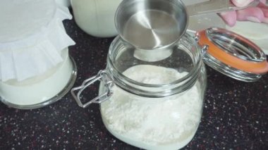 Ekmek pişirmek için ev yapımı ekşi ekmek hazırlıyorum..
