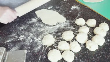 Konut mutfağındaki tezgahın üzerinde ekmek hazırlıyorum..