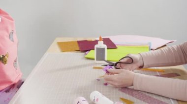 Kağıttan tek boynuzlu atlar yapmak ve boş tuvalet kağıdı ruloları yapmak..