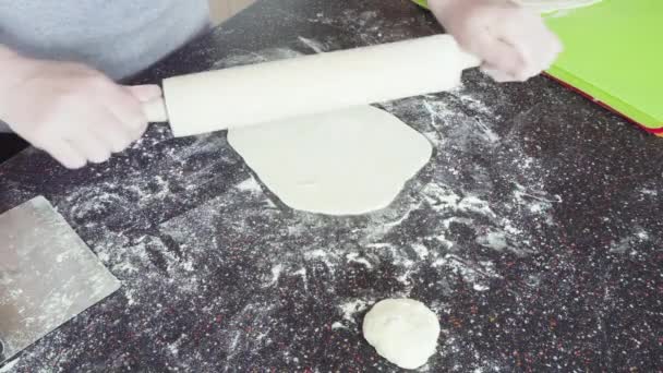 Konut Mutfağındaki Tezgahın Üzerinde Ekmek Hazırlıyorum — Stok video