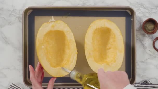 Menyiapkan Spageti Organik Dengan Minyak Zaitun Garam Dan Lada — Stok Video