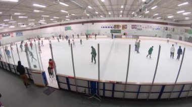 Denver, Colorado, ABD-12 Ocak 2020 - İç buz pateni pistinde halka açık buz pateni oturumu.
