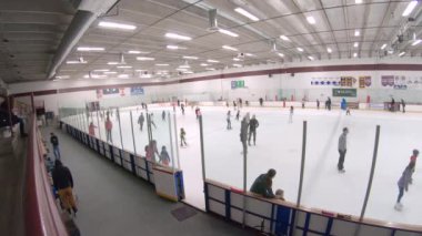 Denver, Colorado, ABD-12 Ocak 2020 - İç buz pateni pistinde halka açık buz pateni oturumu.