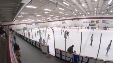 Denver, Colorado, ABD-12 Ocak 2020 - İç buz pateni pistinde halka açık buz pateni oturumu.