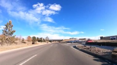 Amerika 'nın banliyölerinde tipik asfalt yollarda araba sürmek.