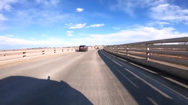 Fahren Auf Typischen Asphaltierten Straßen Den Vorstädten Amerikas — Stockvideo