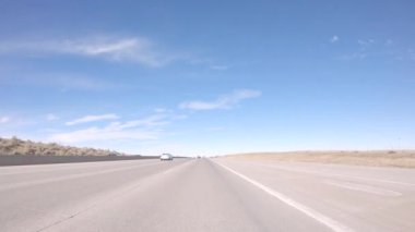 Amerika 'nın banliyölerinde tipik asfalt yollarda araba sürmek.